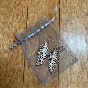 SILVER LEATHER FEATHER EARRINGS